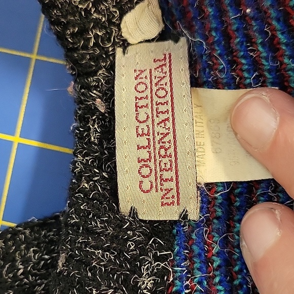 Vintage 1980s black Fuzzy with Triangles crewneck acrylic Sweater Medium - Picture 7 of 7